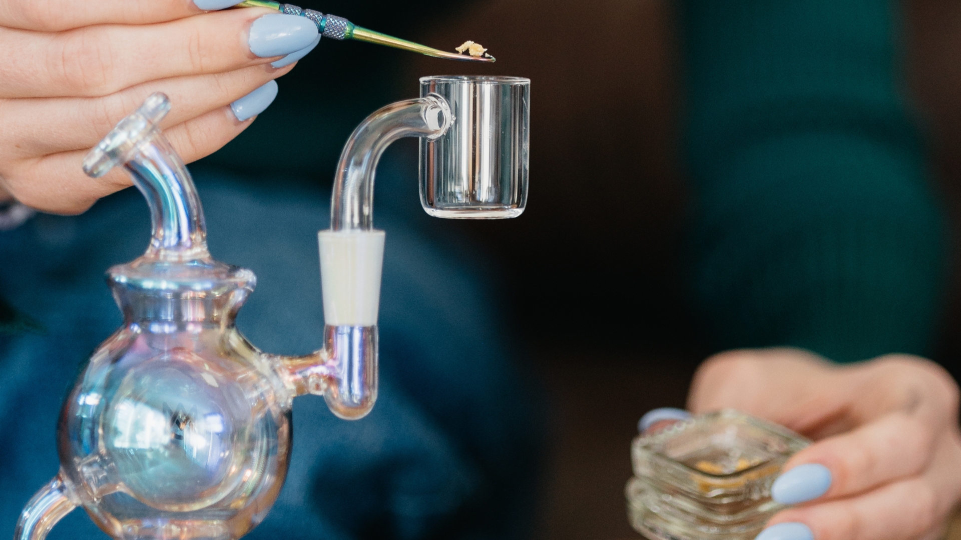 Dab rig with hash rosin concentrate for dabbing